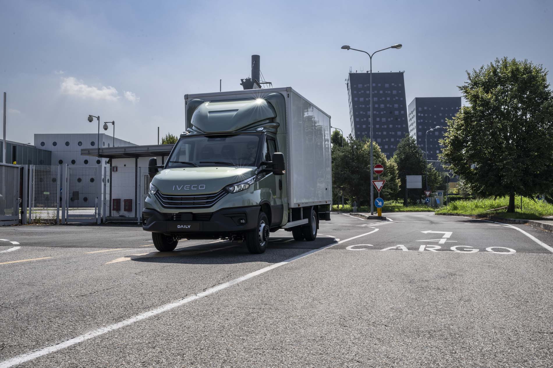 photo vehicule caisse hayon iveco ellan location