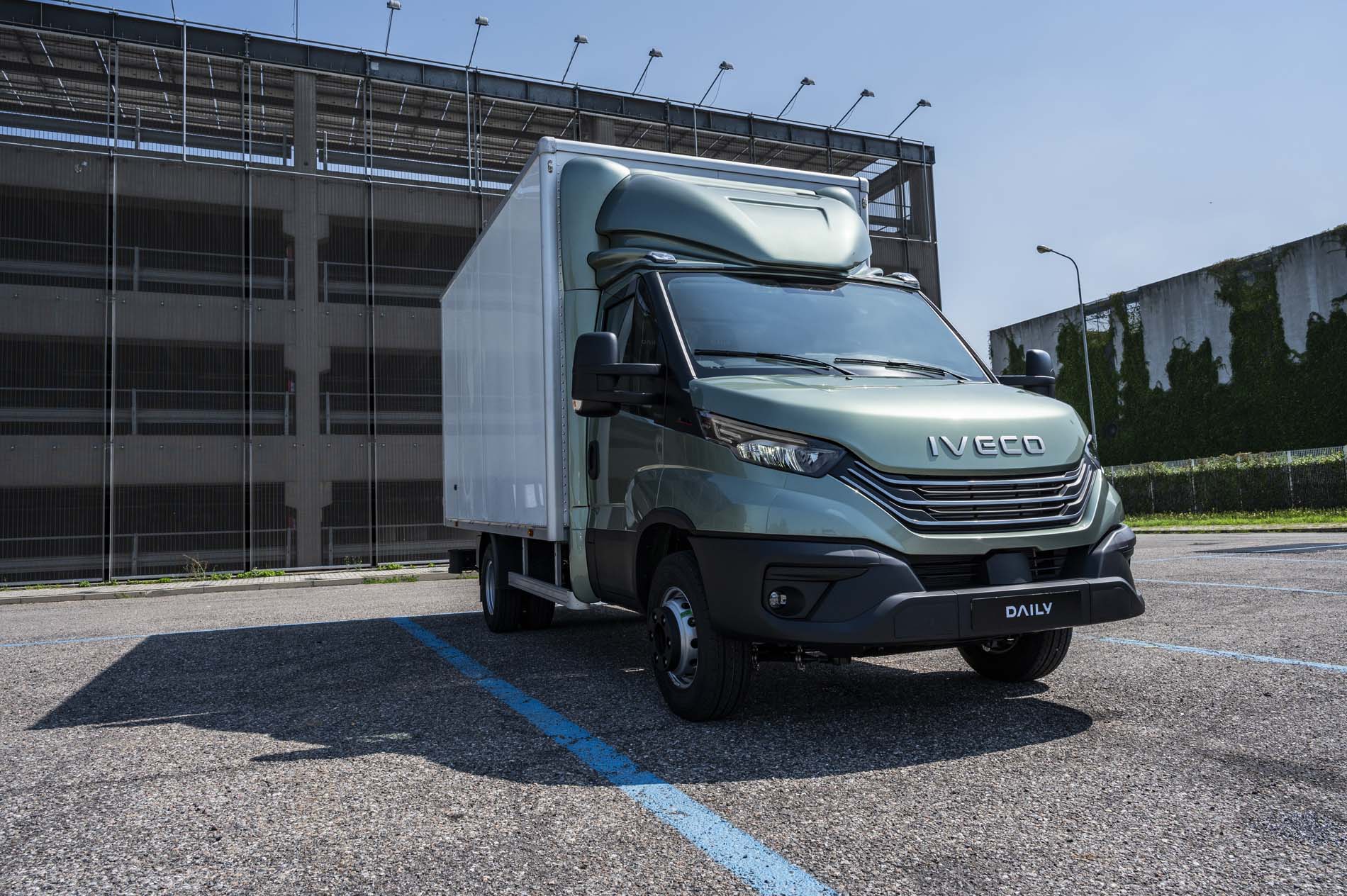 photo vehicule caisse hayon location ellan